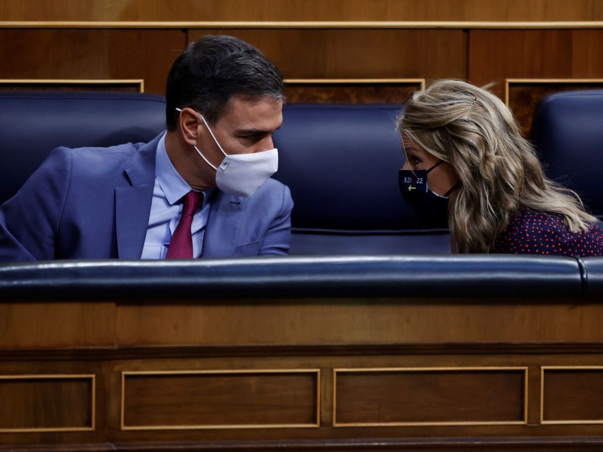 Foto: Pedro Sánchez, conversa con Yolanda Díaz. (EFE/Mariscal)