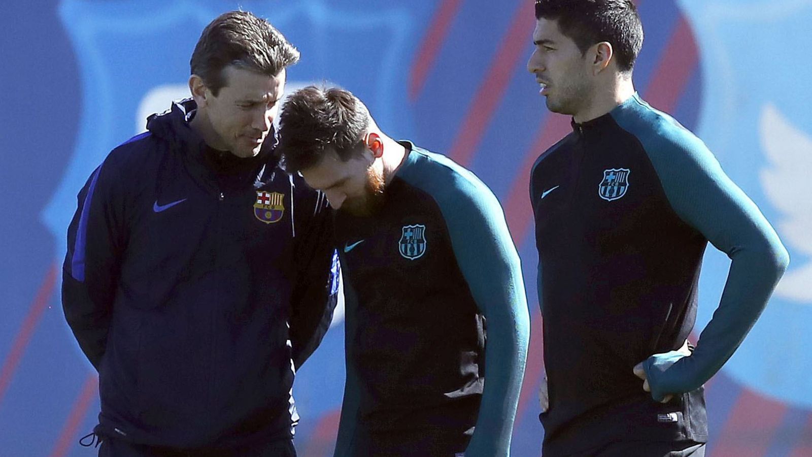 Foto: Juan Carlos Unzué charla con Messi durante un entrenamiento del Barcelona. (EFE)