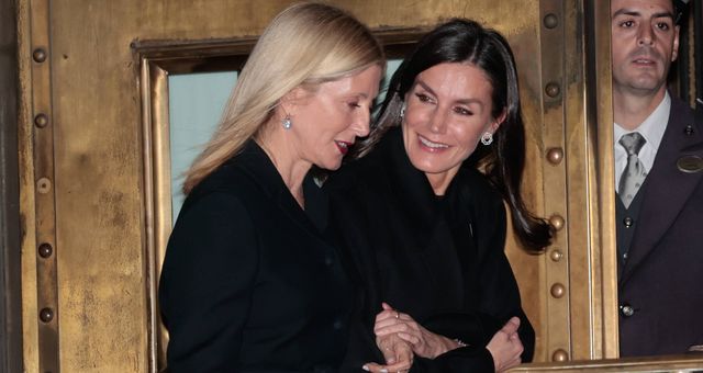 La reina Letizia y Marie-Chantal Miller, en Atenas. (Gtres)