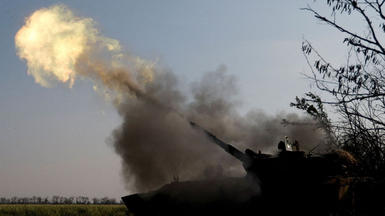 Foto: Militares ucranianos disparan un obús. (Reuters/ Valentyn Ogirenko)