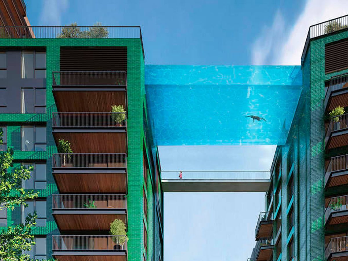 Foto: La piscina está situada a 30 metros de altura entre dos edificios (EcoWorld Ballymore)