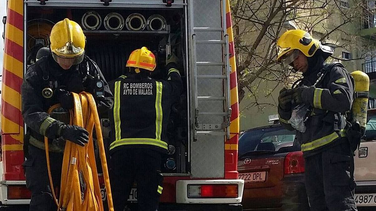 Hallan calcinados dos cadáveres en el incendio de una vivienda de chapa en Málaga