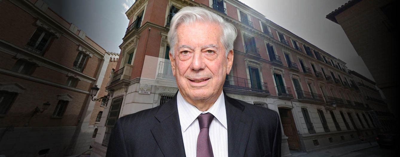 Foto: Mario Vargas Llosa delante de la fachada de su piso en Madrid (Vanitatis)