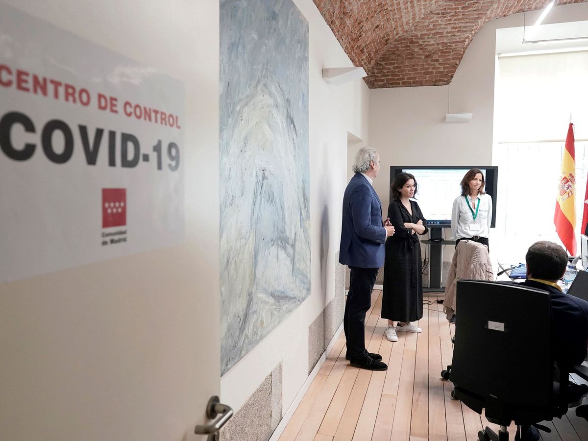 Foto: La presidenta de la CAM, Isabel Díaz Ayuso (c), visitando el nuevo Centro de Control permanente del coronavirus de la Comunidad de Madrid. (EFE)