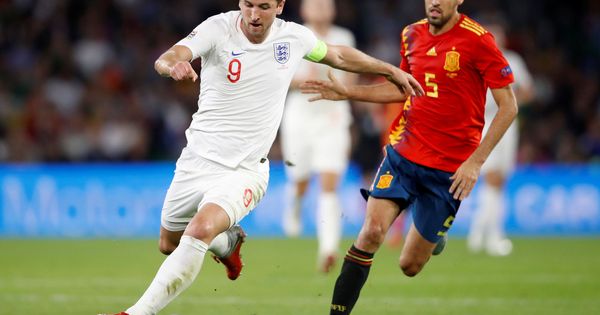Foto: Sergio Busquets corre tras Harry Kane durante el España-Inglaterra. (Reuters)