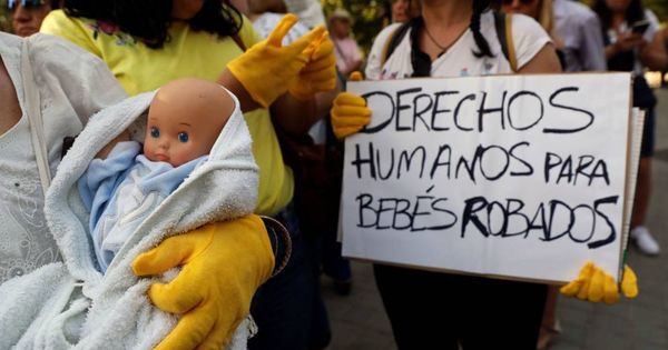 Foto: Manifestación de víctimas de la supuesta trama de bebés robados. (EFE)