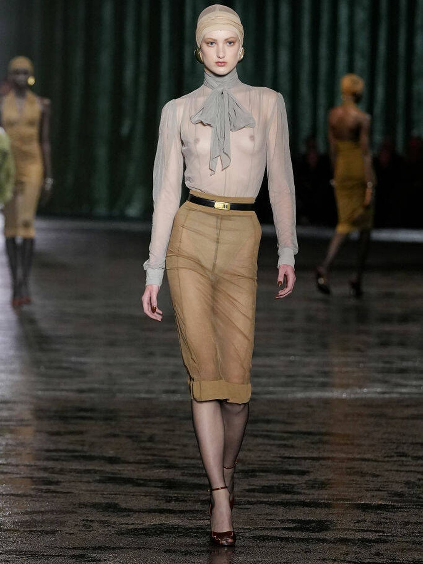 Conjunto transparente de blusa y falda de tubo de Saint Laurent. (Getty Images)