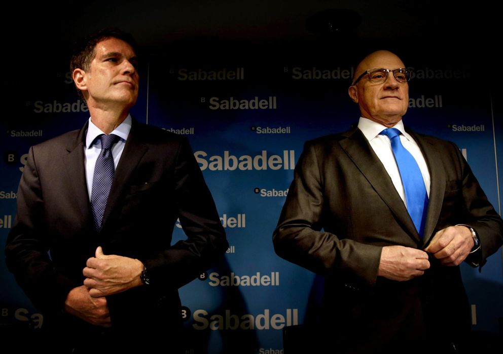 Foto: El presidente de Banc Sabadell, Josep Oliu (d), y su consejero delegado, Jaume Guardiola (Reuters)