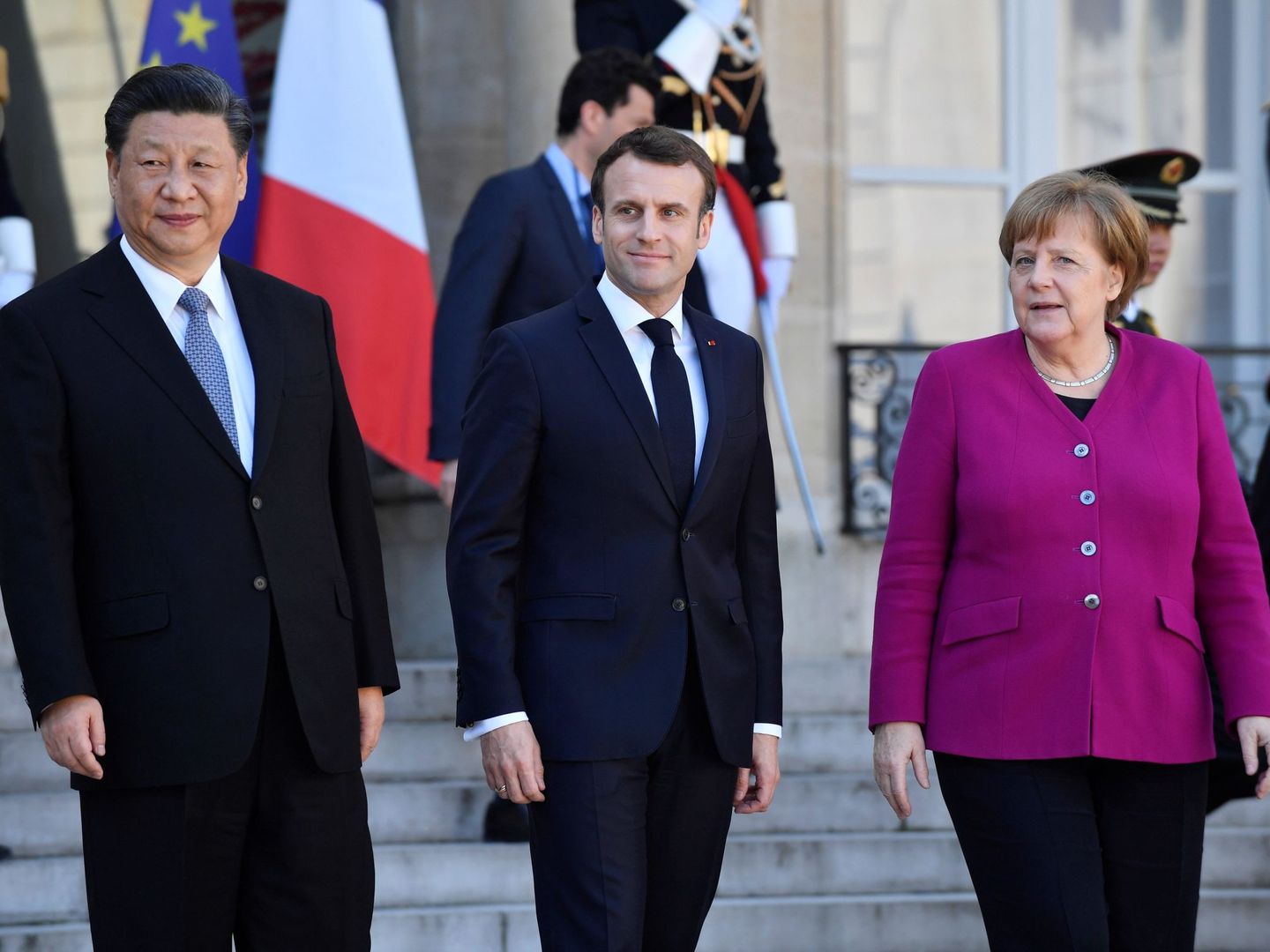 Jinping (izquierda), junto a Macron (centro) y Merkel (derecha). (EFE)