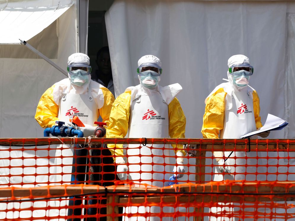 Foto: Tres voluntarios de 'Médicos Sin Fronteras', durante el brote de ébola en el Congo, el año pasado. (Reuters)