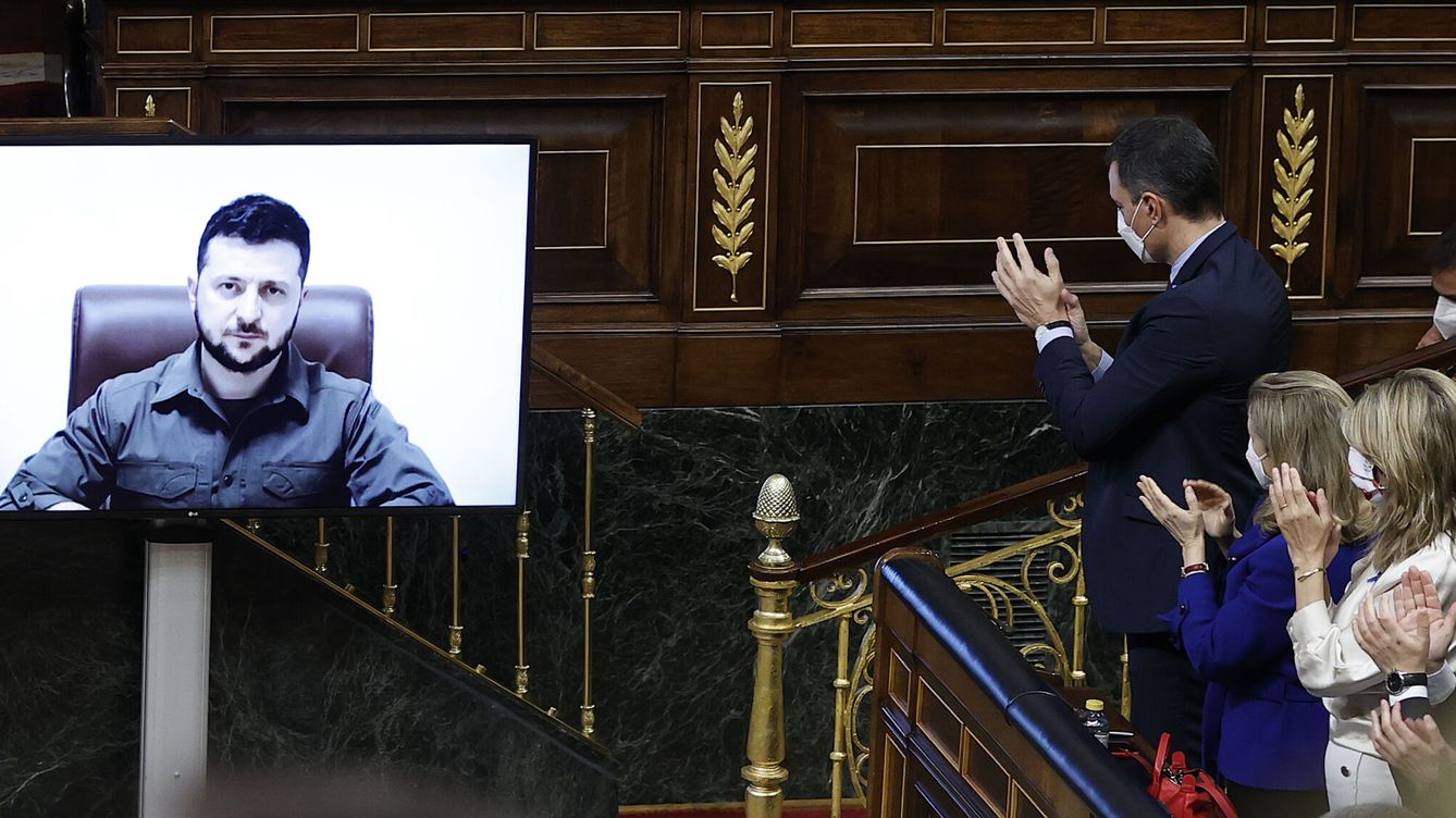 Foto: El presidente del Gobierno, Pedro Sánchez (d), aplaude la intervención del presidente de Ucrania, Volodímir Zelenski. (EFE/Chema Moya)
