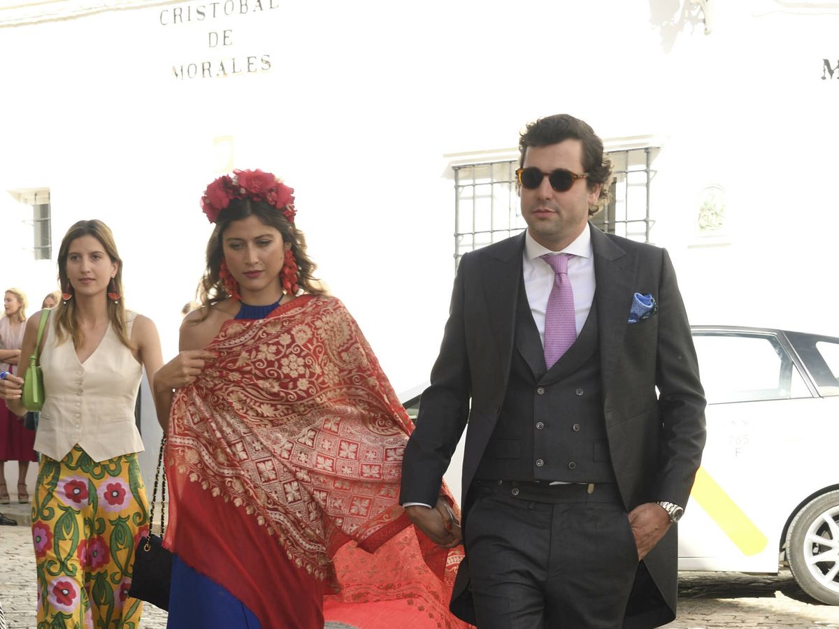 Foto: La pareja, en su primera aparición pública, asistiendo a la boda de Antonio Sainz Suelves. (Gtres)