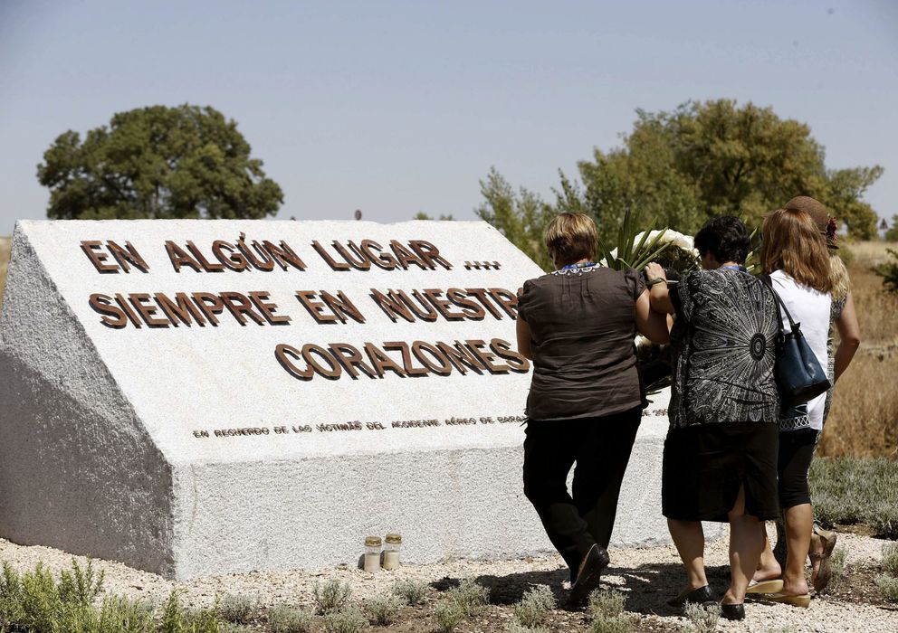 Foto: Homenaje a las víctimas del accidente de Spanair en el lugar del siniestro. (EFE)