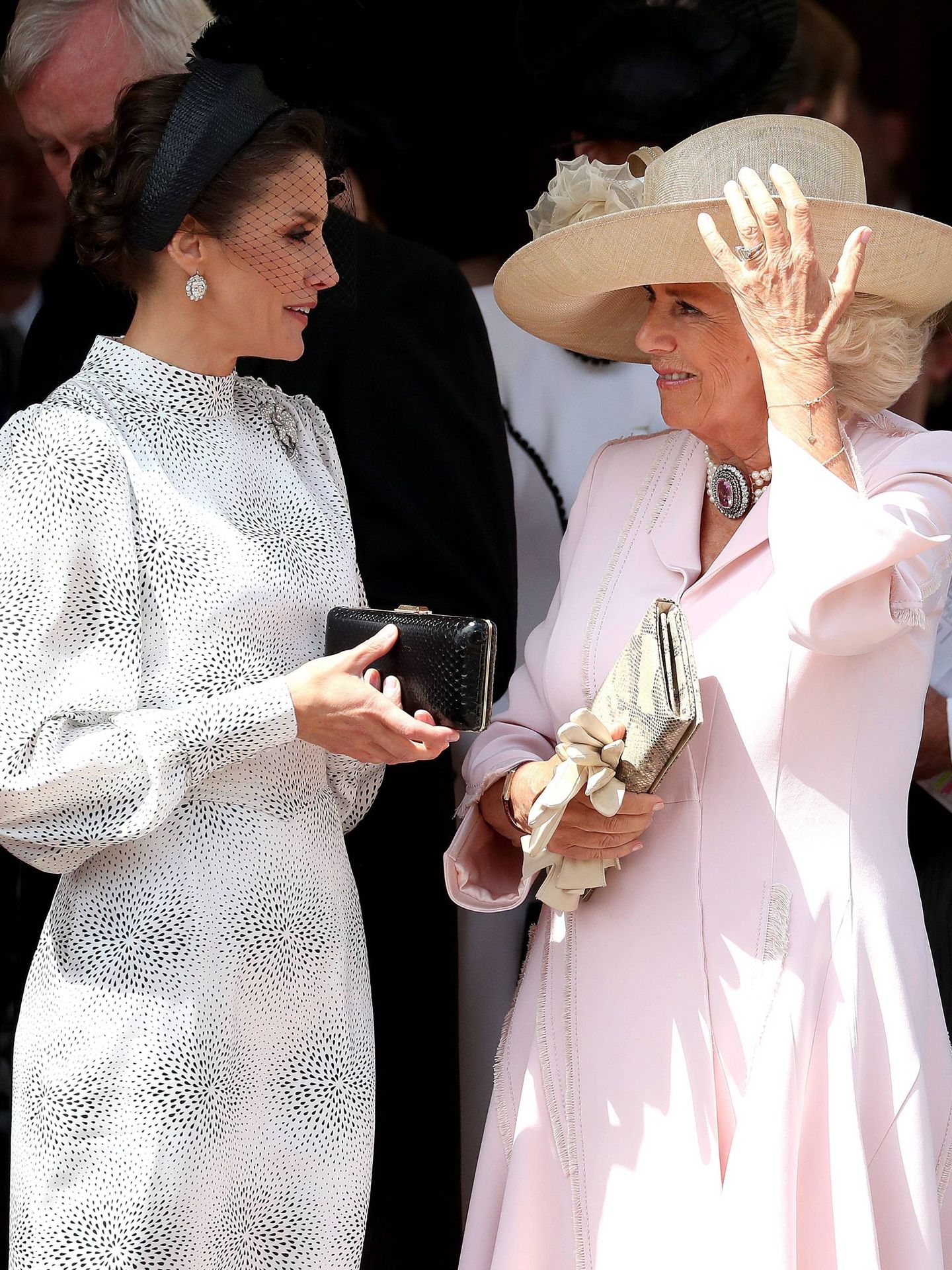 La Reina hablando con Camilla. (CP)