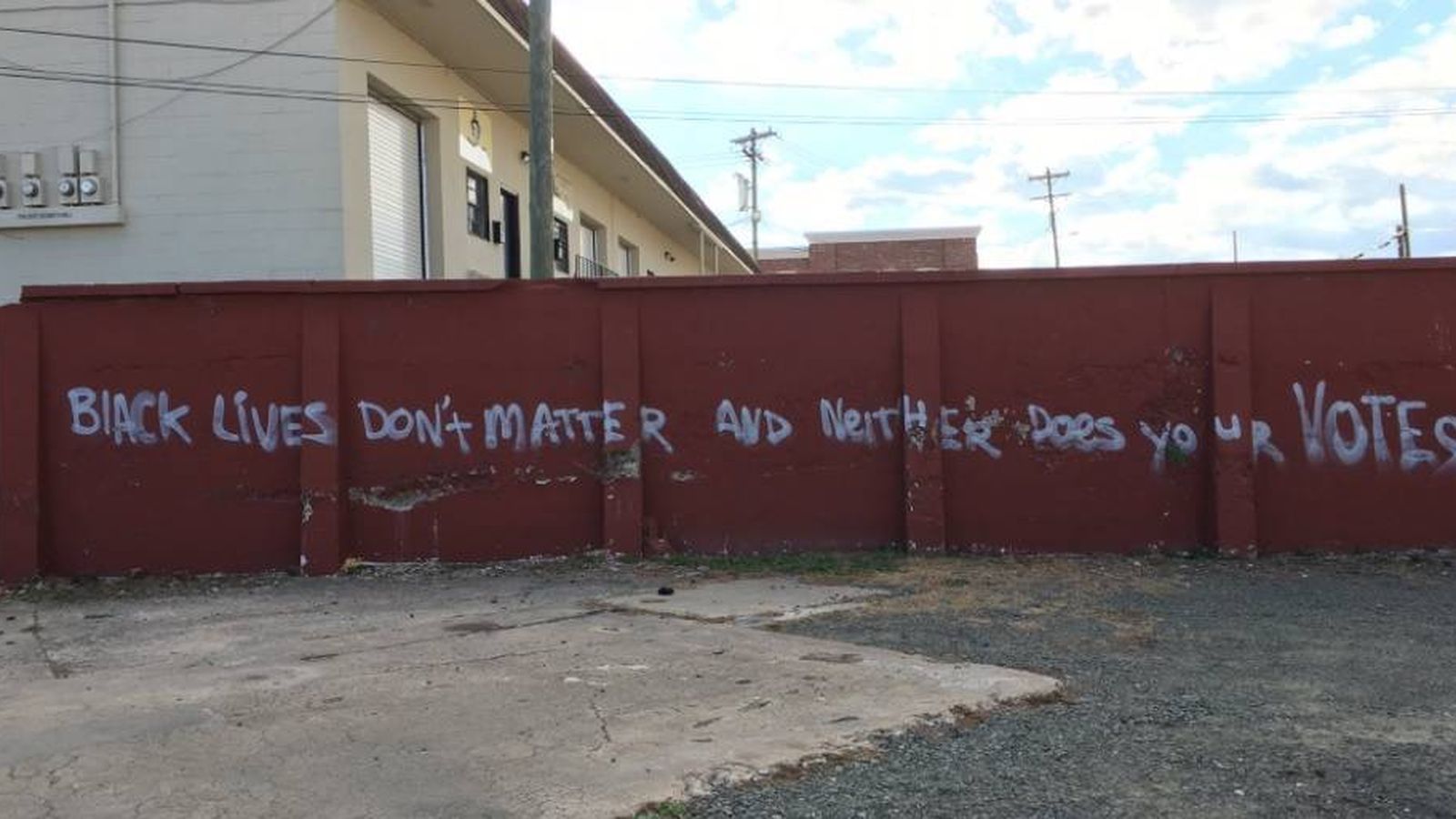 Foto: Mensaje que ha aparecido en una pared de Carolina del Norte: "La vida de los negros no importan, tampoco sus votos". (Twitter)