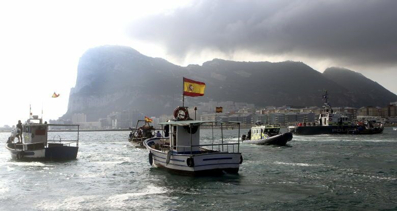 Medio centenar de barcos pesqueros de La Línea de la Concepción y Algeciras participan en la protesta por el lanzamiento al mar de bloques de hormigón por parte del Gobierno de Gibraltar. (EFE)