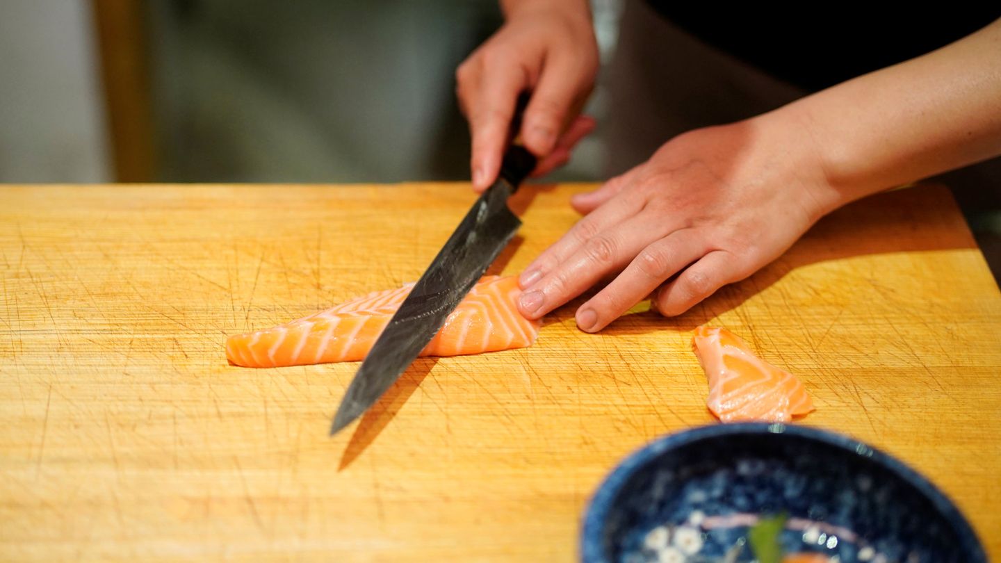 El salmón se puede cocinar de mil maneras saludables diferentes (Reuters/Aly Song)