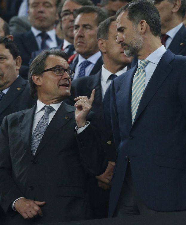 Foto: Artur Mas habla con el rey Felipe VI en el palco del Camp Nou. (EFE)