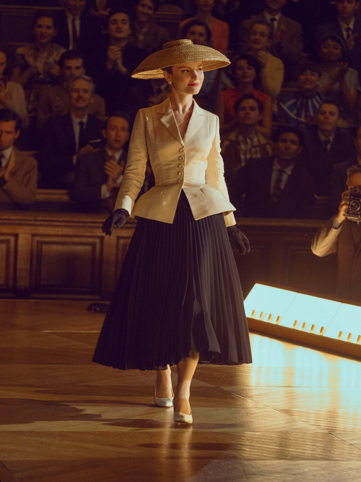 Un look de Dior en la serie 'The New Look'. (Apple TV )