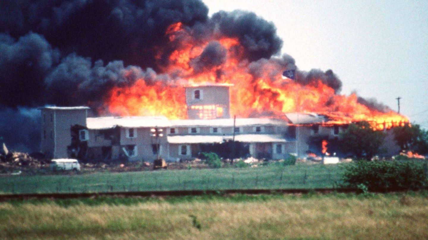 El complejo de la iglesia Daviniana de Waco, Texas, en llamas.