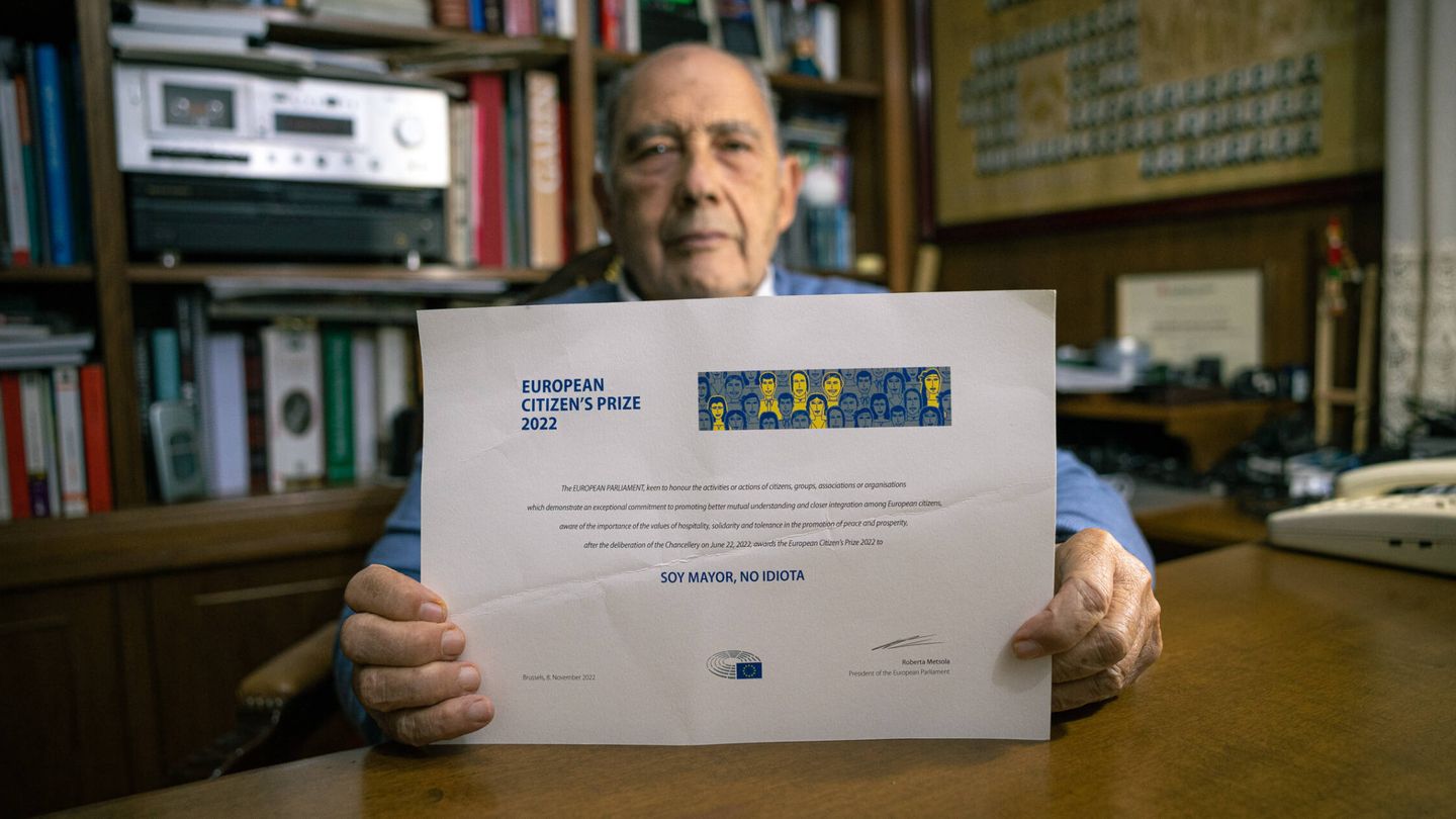 Carlos San Juan muestra el Premio del Ciudadano Europeo 2022. (Biel Aliño)