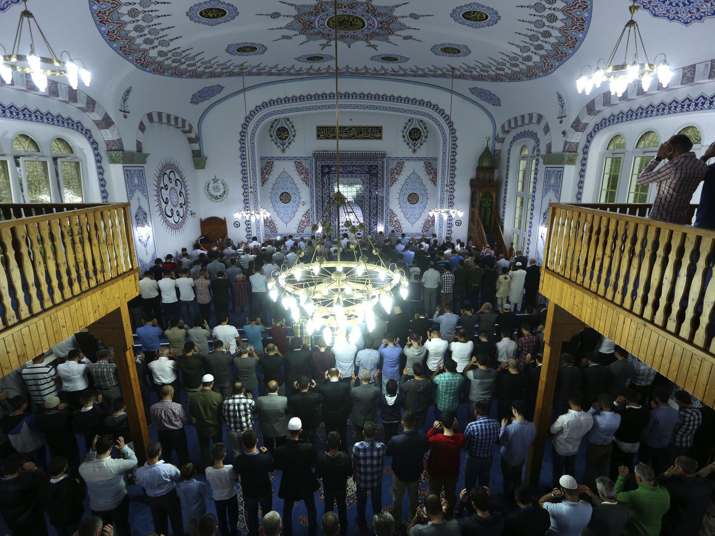 Musulmanes alemanes rezan en la mezquita Merkez Buyuk Cami, en Dortmund, en julio de 2015. (Reuters)