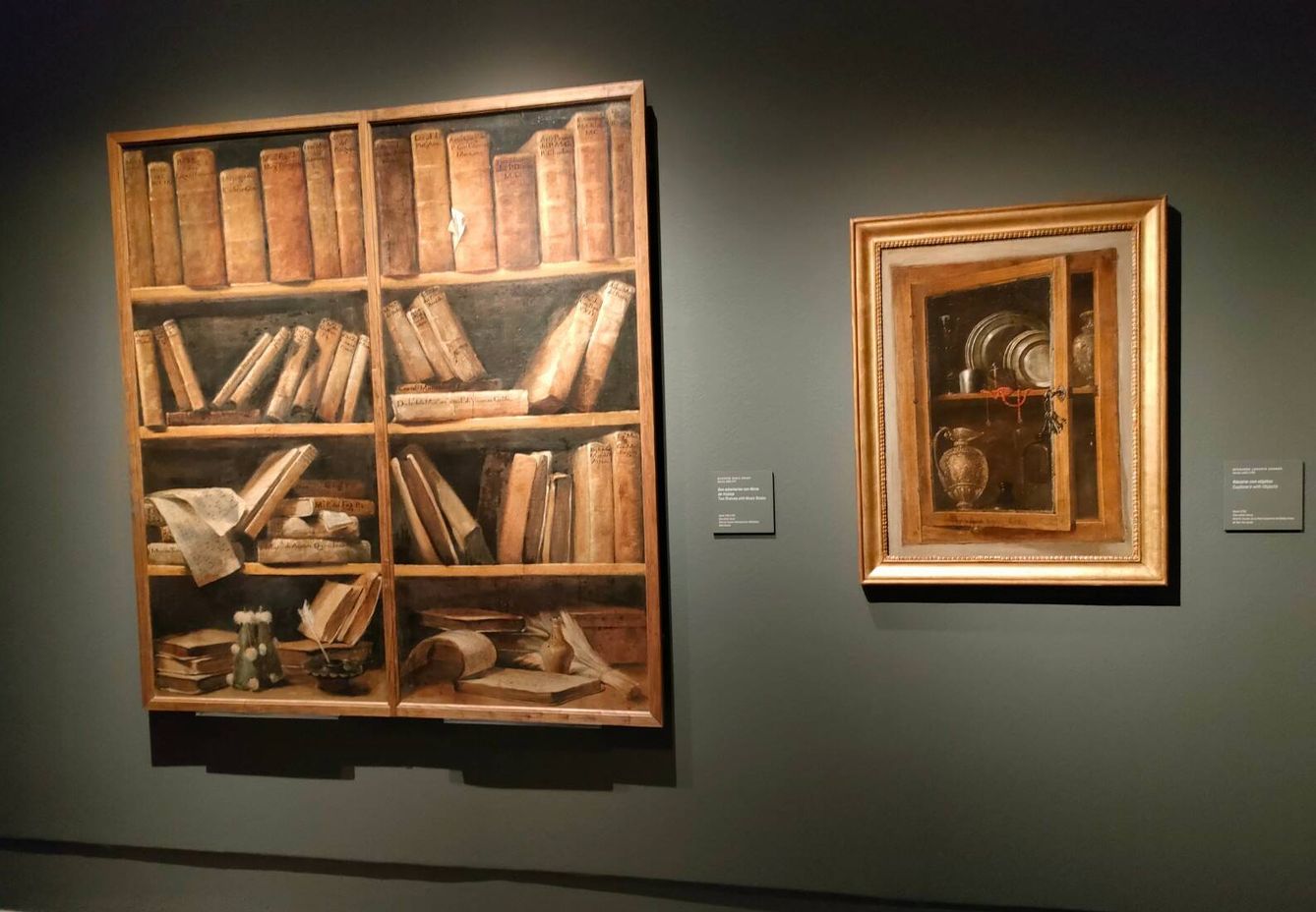 'Dos estanterías con libros de música' y 'Alacena con objetos' (Paula Corroto) 