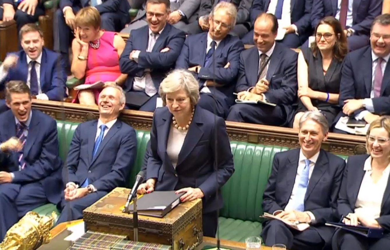 Theresa May (c), durante la sesión semanal en la Cámara de los Comunes (EFE, imagen de archivo)