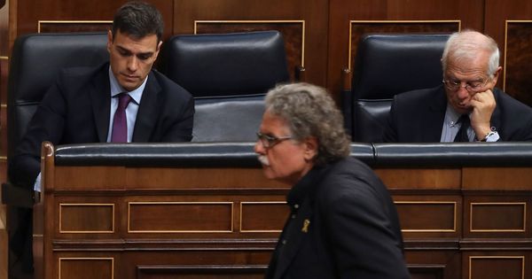 Foto: El portavoz de ERC, Joan Tardà, pasa ante el jefe del Ejecutivo, Pedro Sánchez y el ministro de Exteriores, Josep Borrell, en el pleno de este miércoles. (EFE)