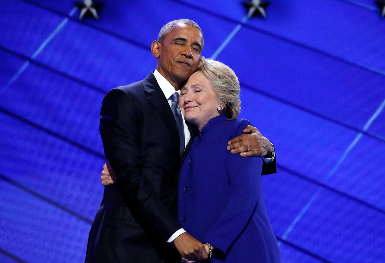 Barack Obama abraza a Hillary Clinton en el acto de fin de campaña electoral. (Reuters)