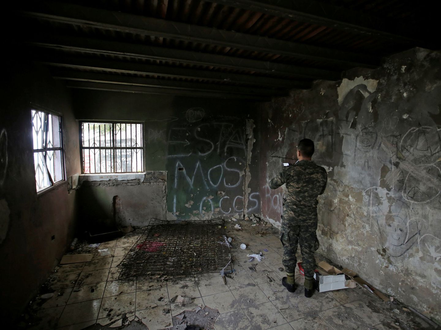 Un soldado filma el interior de una 'casa loca' de las maras durante una operación antibandas en el barrio de Picachito en Tegucigalpa, el 7 de septiembre de 2018. (Reuters)