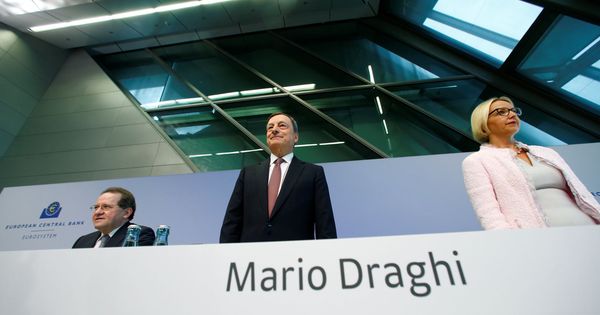 Foto: El presidente del BCE, Mario Draghi (c). (Reuters)
