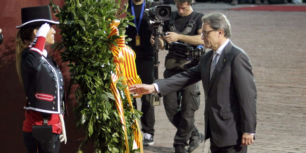  El presidente de la Generalitat, Artur Mas (d), durante la ofrenda floral en el Fossar de les Moreres. (EFE)