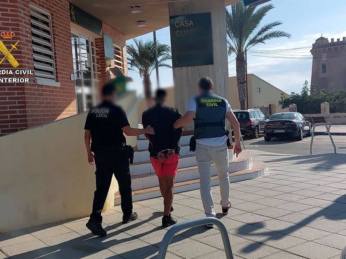 Foto: Detenido un hombre por agresión sexual a una joven en una zona de ocio de Pilar de la Horadada. (Europa Press/Guardia Civil)