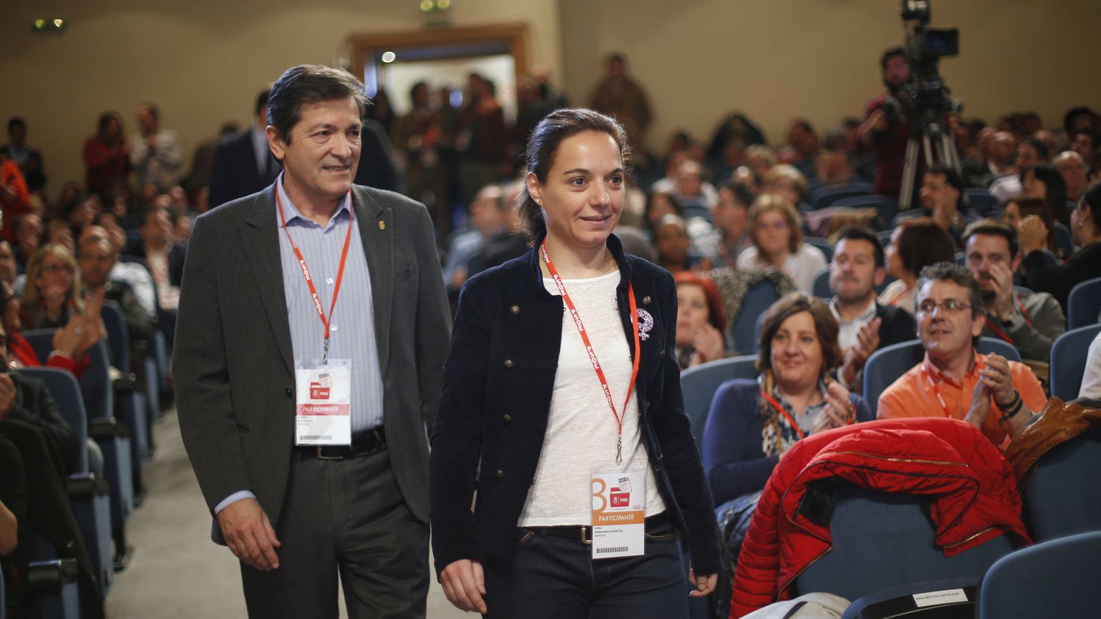 Foto: Javier Fernández, a su llegada este sábado al foro económico del PSOE, acompañado de la líder del PSOE-M, Sara Hernández. (EFE)