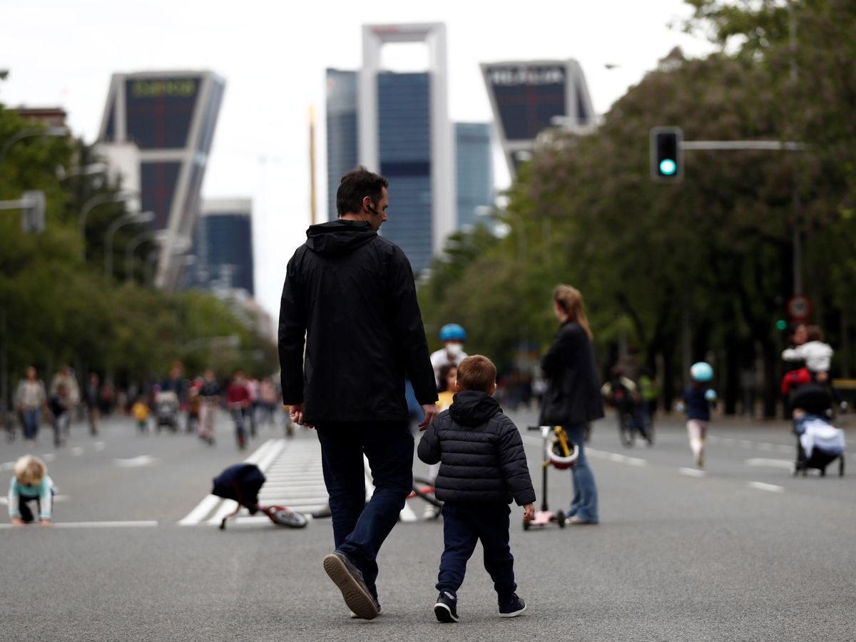 Foto: Un hombre pasea con su hijo por la Castellana, en Madrid, este 16 de mayo. (EFE)