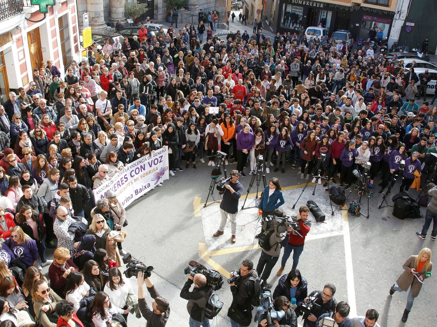 Más de 300 personas se concentraron el lunes en Callosa para expresar su repulsa. (EFE)
