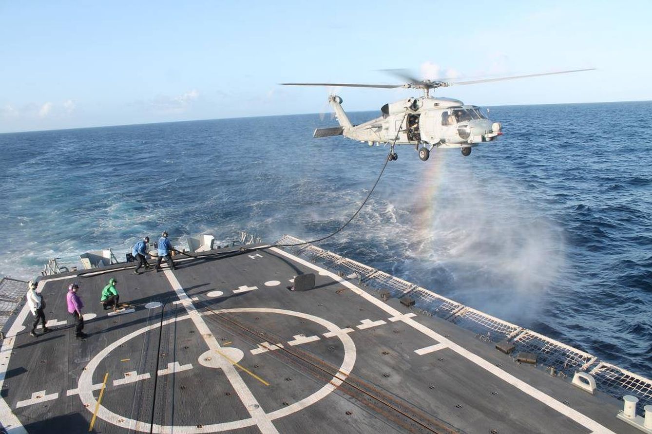 Reabastecimiento en vuelo de nuestro helicóptero SH-60B con la Fragata Santa María. (Foto: Armada Española)