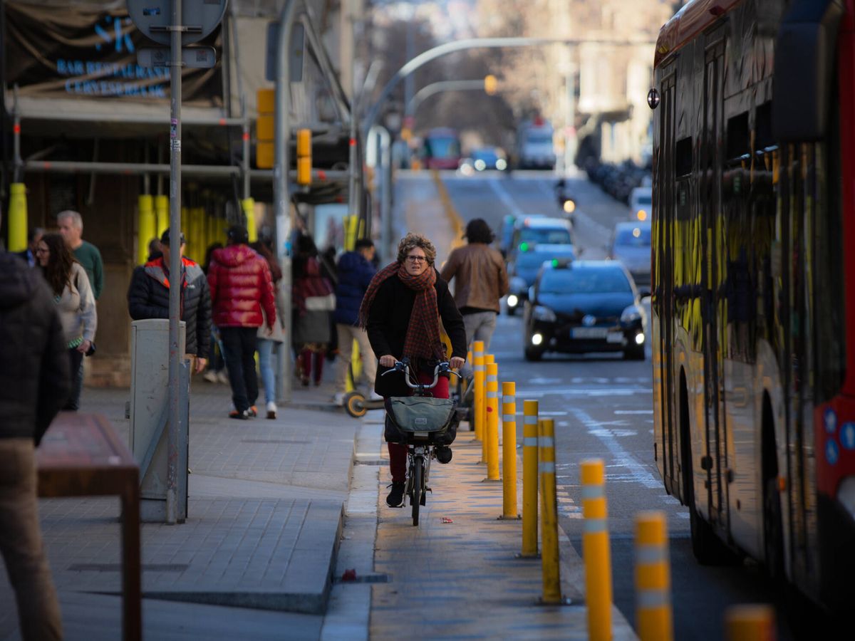 Foto: Una mujer en bicicleta por Vía Laietana, en Barcelona, el año pasado. (Europa Press/David Zorrakino)