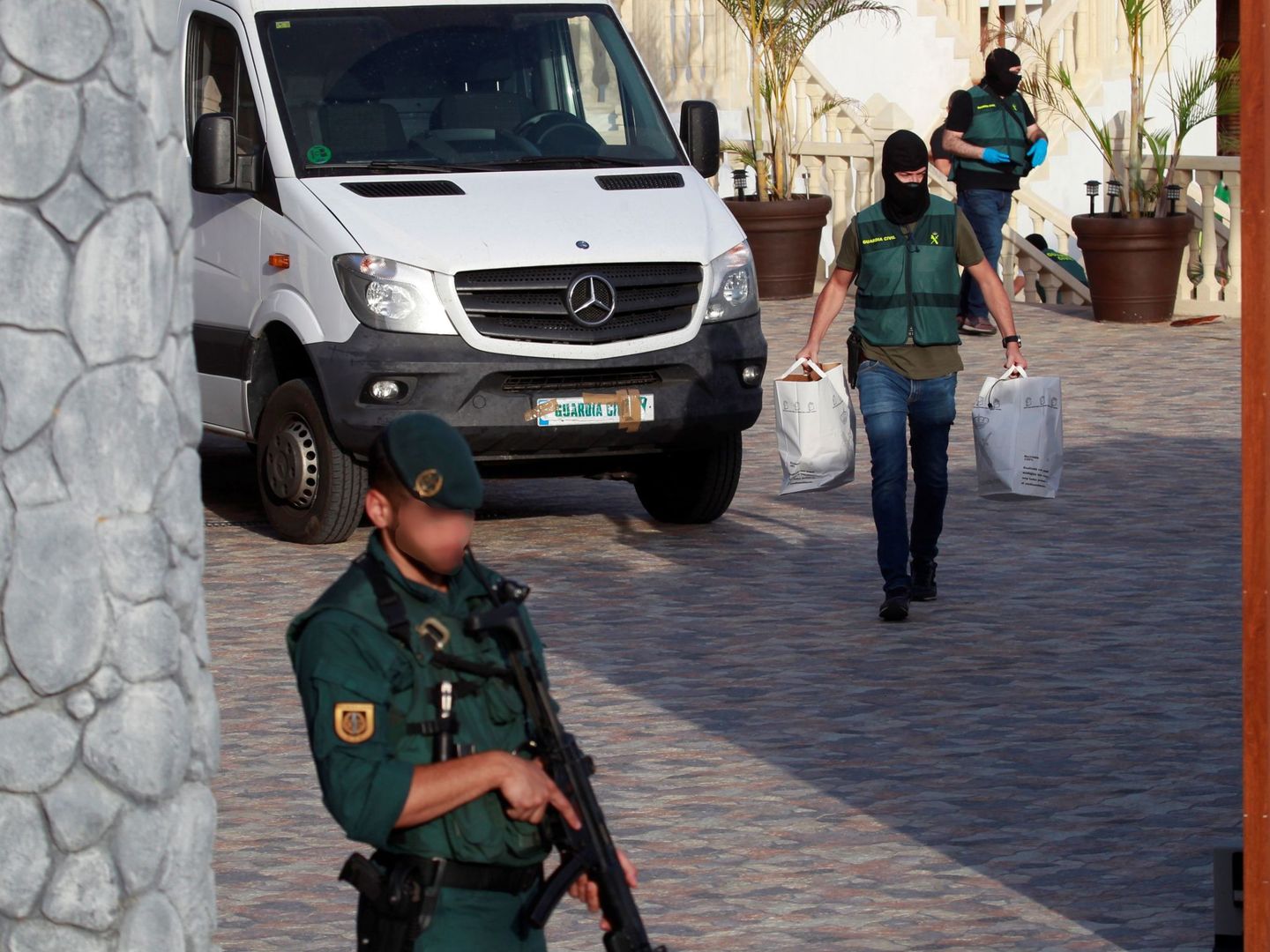 Agentes de la Guardia Civil con material incautado durante uno de los registros realizados en una casa en la zona de Albarracín en San Roque (Cádiz). Foto: Efe