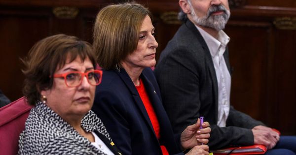 Foto: La exconsejera de Trabajo, Dolor Bassa (i); la expresidenta del Parlament, Carme Forcadell (c), y el presidente de Òmnium Cultural, Jordi Cuixart (d). (EFE)