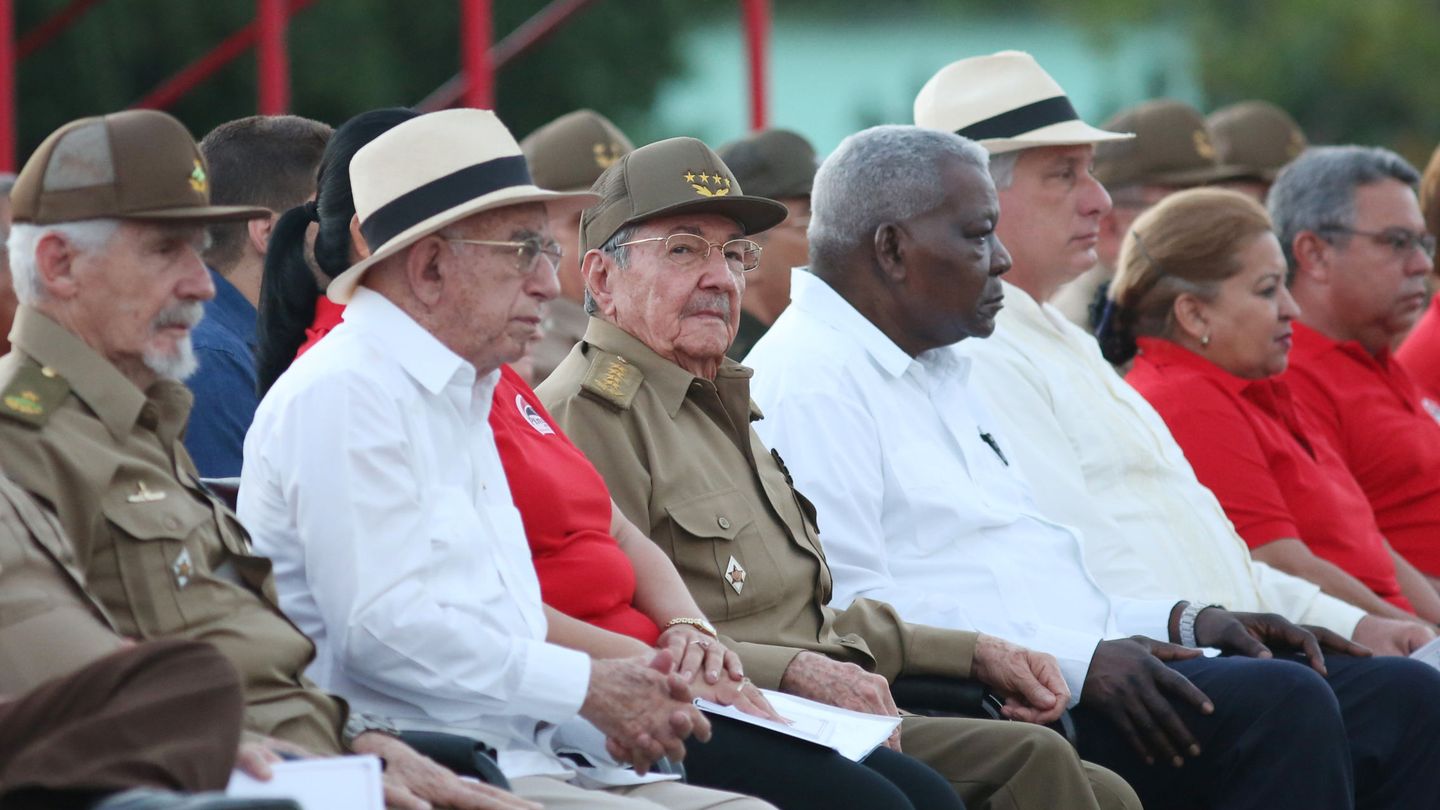 El presidente Raúl Castro rodeado de sus principales colaboradores durante el 64º aniversario de la fallida toma del Cuartel Moncada, el 26 de julio de 2017. (Reuters)
