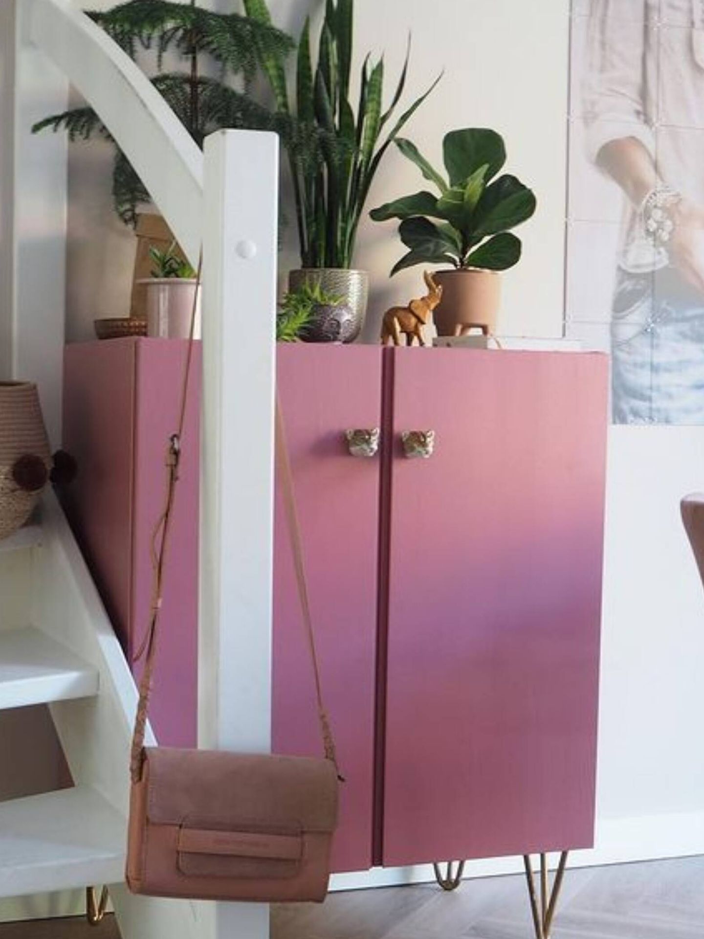 Descubre los trucos para renovar los muebles, como la estantería Ivar de Ikea. (Instagram/@4katypomojemu)