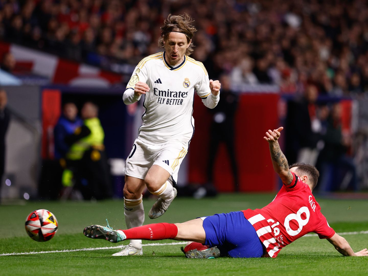Luka Modric supera a Saúl en el derbi de Copa del Rey en el Metropolitano. (AFP7)