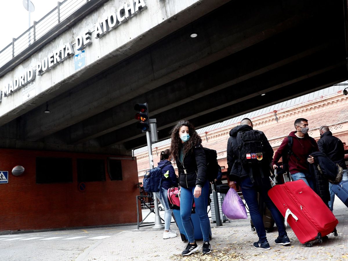 Foto: Viajeros en tránsito en la estación de Atocha de Madrid, este viernes. (EFE)