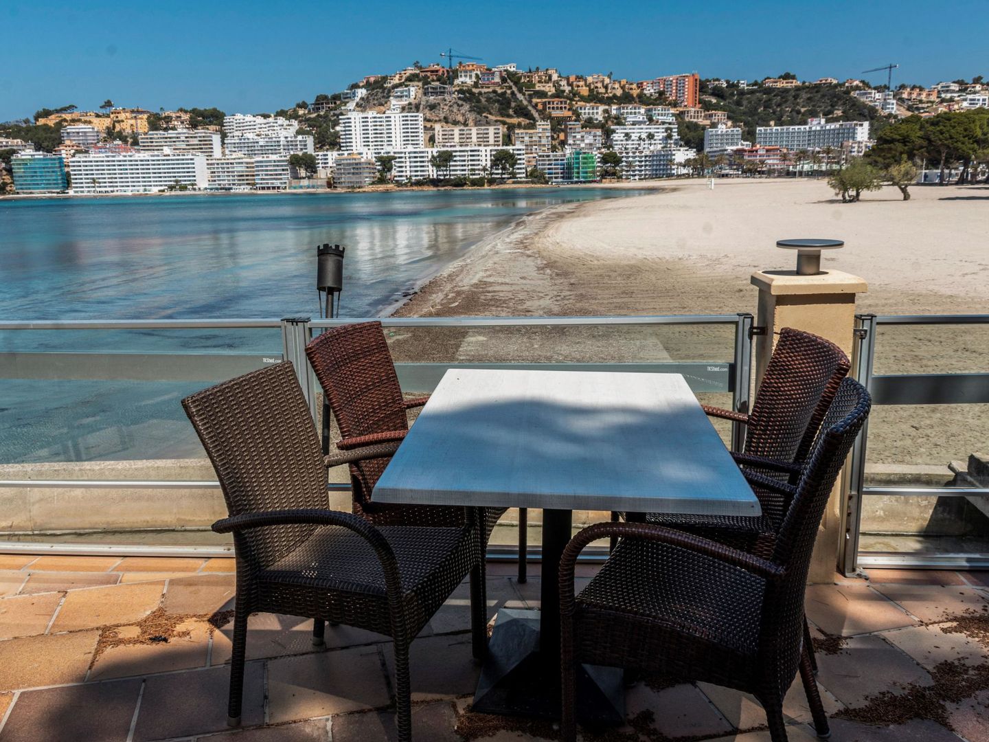 Terraza de un restaurante cerrado con vistas a la playa de Santa Ponça. (EFE)