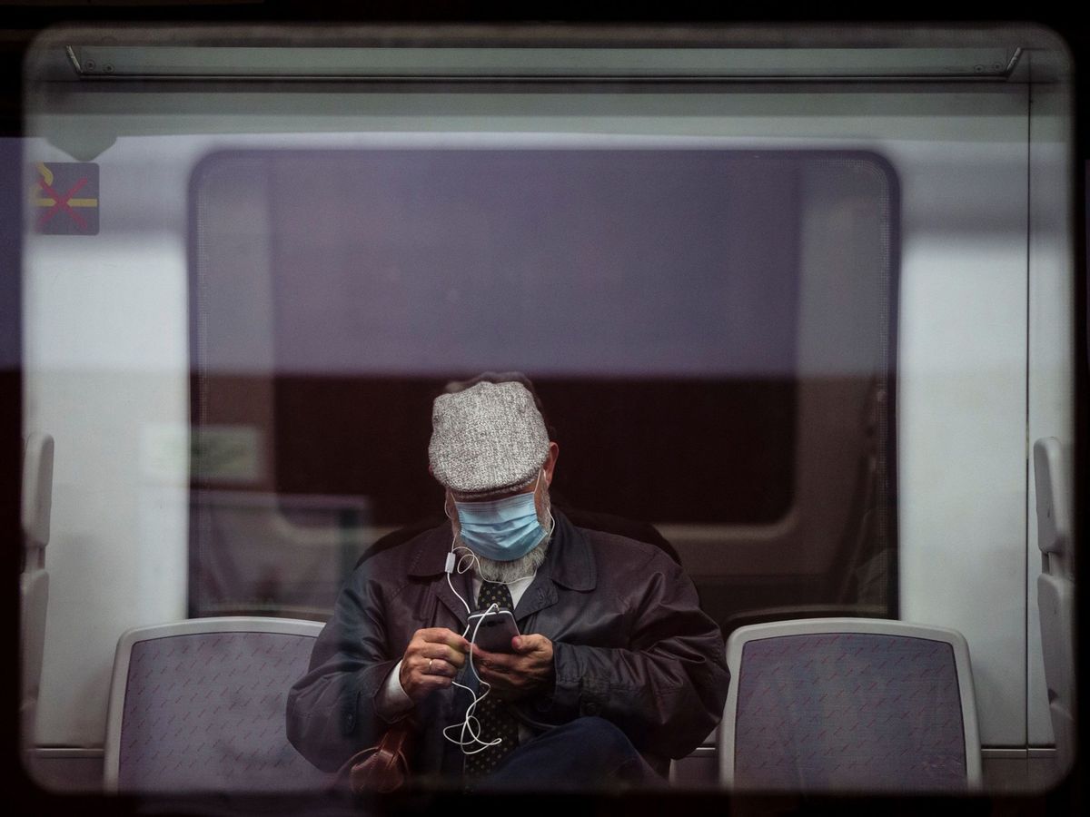 Foto: Imagen de archivo de un pasajero en un tren de Málaga. (EFE/Jorge Zapata)