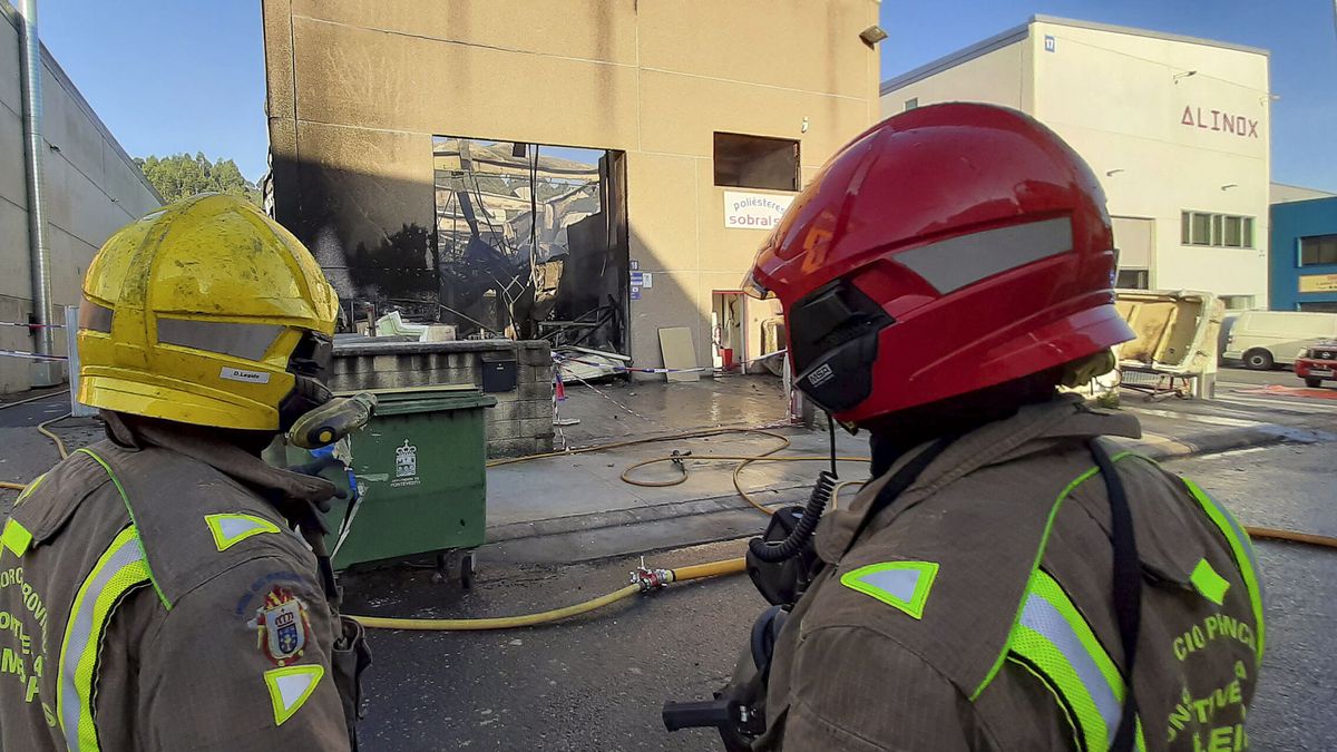 Muere un bombero en prácticas atropellado por un autobús en llamas en A Coruña