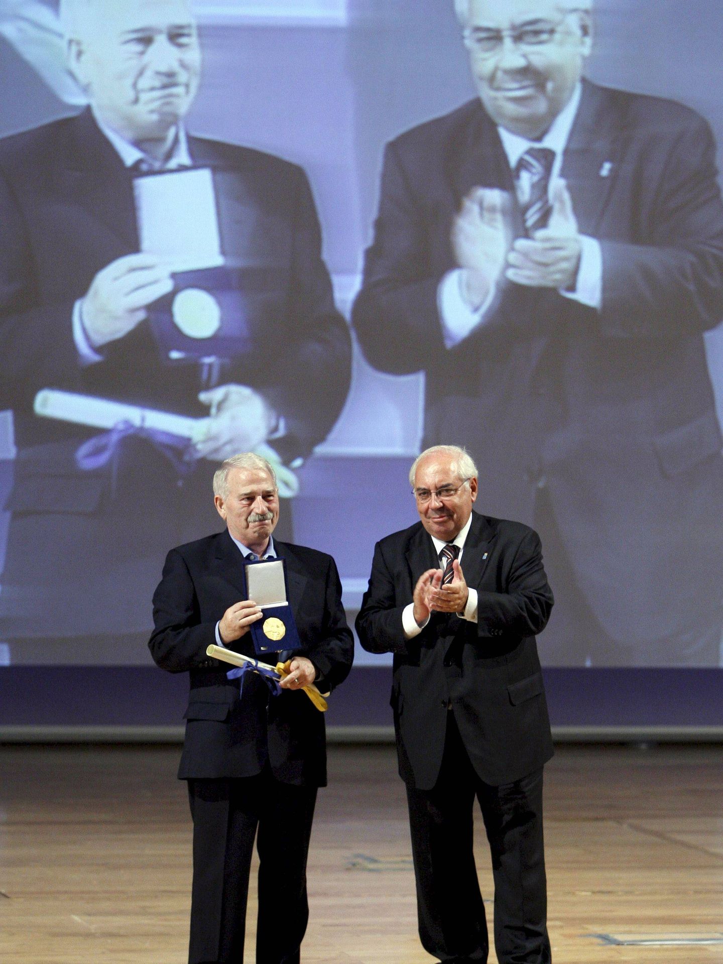 En 2010, el presidente del Principado, Vicente Álvarez Areces, entregó la Medalla de Asturias, en su categoría de Oro, al sindicato de Obreros Mineros de Asturias, galardón recogido por Fernández Villa. (EFE/José Luis Cereijido)