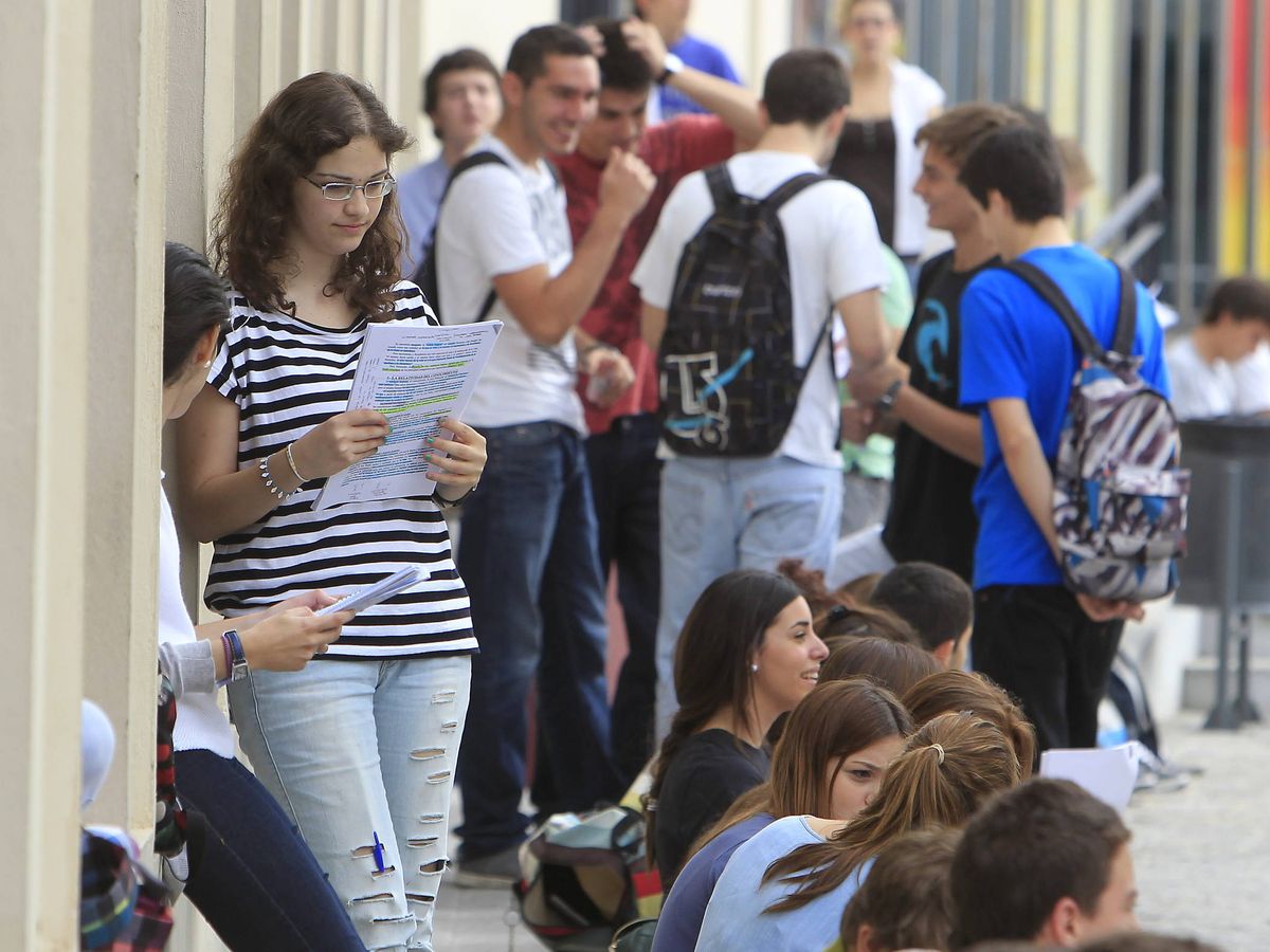 Foto: Los estudiantes andaluces se enfrentan esta semana a los exámenes de selectividad 2023. (EFE/Eduardo Abad)
